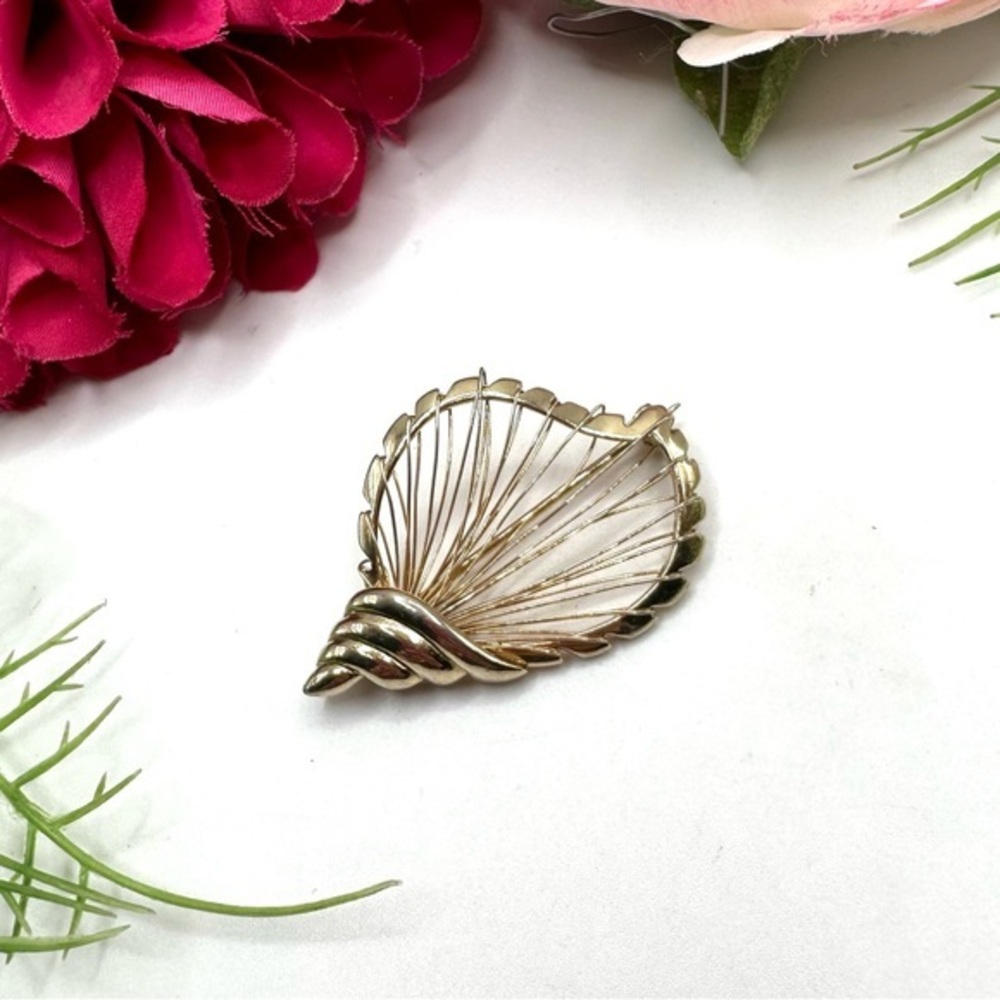 VINTAGE⚜️Hand Wired Golden Shell Brooch